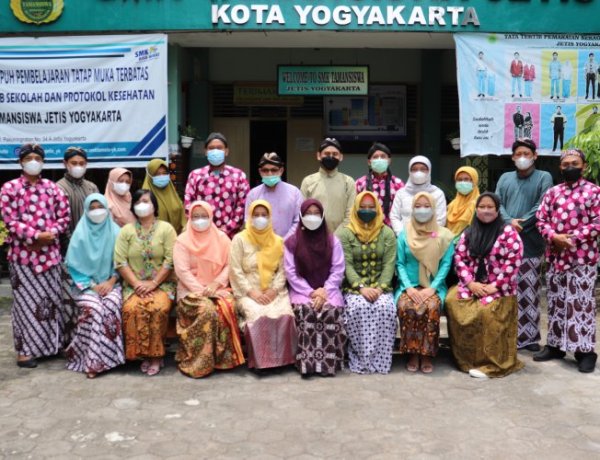 Kirab Budaya SMK Tamansiswa Jetis dalam Memperingati HUT Yogyakarta ke-269